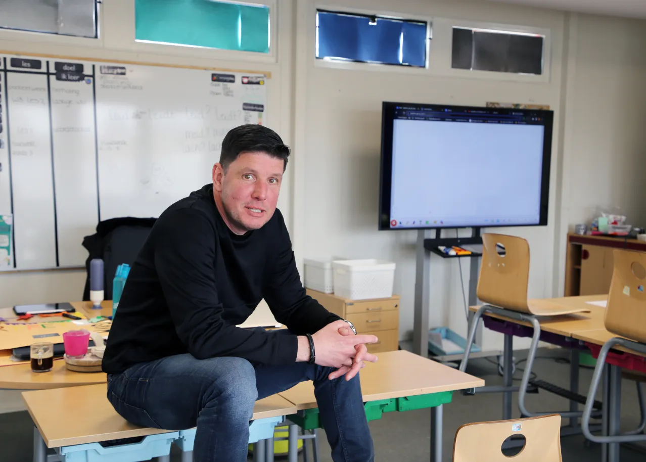Robert van der Werf als docent in zijn klas